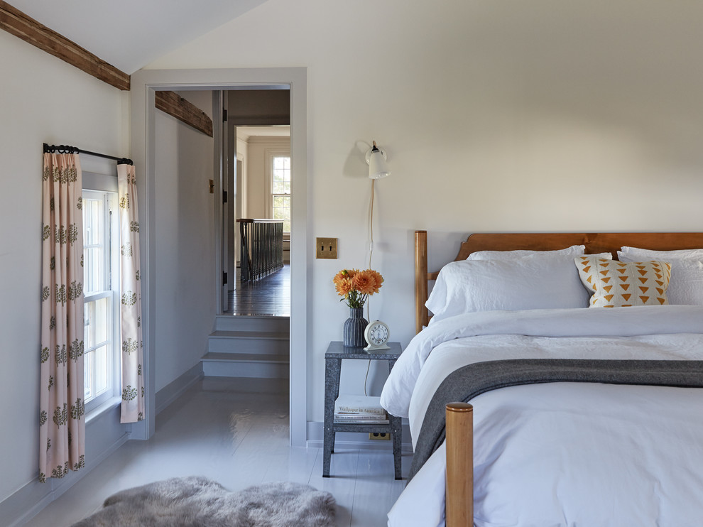 Пример оригинального дизайна: гостевая спальня среднего размера, (комната для гостей) в стиле кантри с белыми стенами и деревянным полом