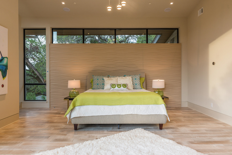 Diseño de habitación de invitados contemporánea con paredes beige y suelo de madera clara
