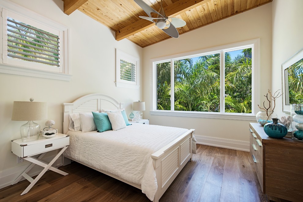 マイアミにあるビーチスタイルのおしゃれな寝室 (白い壁、濃色無垢フローリング) のレイアウト