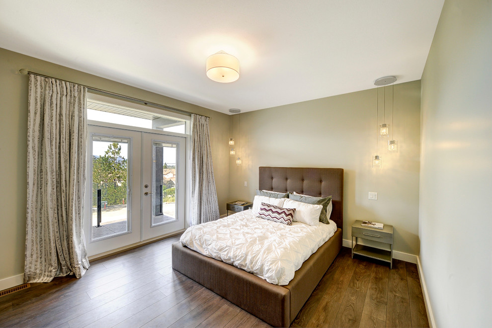Свежая идея для дизайна: хозяйская спальня среднего размера в современном стиле с серыми стенами без камина - отличное фото интерьера