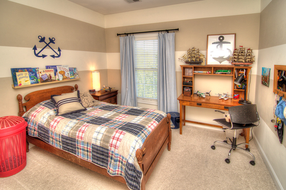 Imagen de habitación de invitados costera pequeña con paredes beige y moqueta
