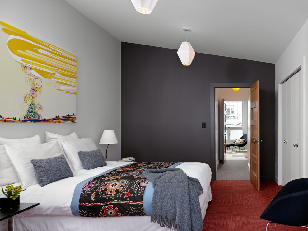 Aménagement d'une chambre contemporaine de taille moyenne avec un mur noir, aucune cheminée et un sol rouge.