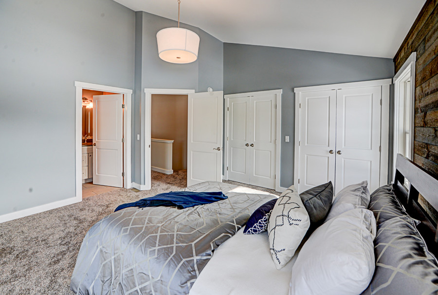 Foto de dormitorio principal rústico sin chimenea con paredes azules y moqueta
