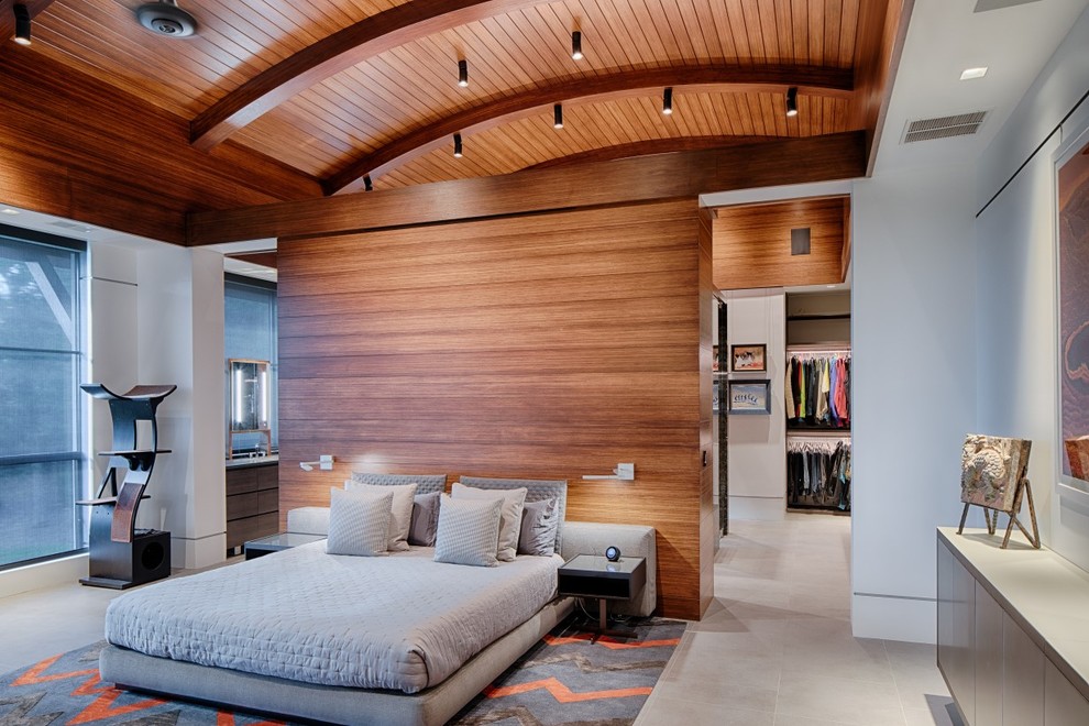 Modernes Schlafzimmer mit weißer Wandfarbe und grauem Boden in Charleston