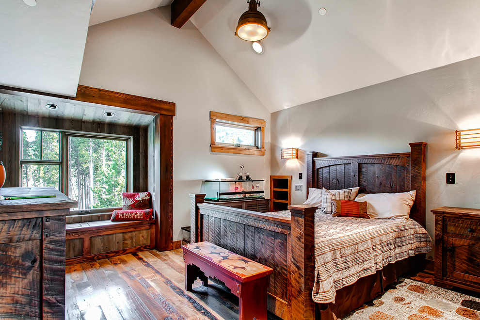 Uriges Hauptschlafzimmer ohne Kamin mit grauer Wandfarbe und braunem Holzboden in Denver