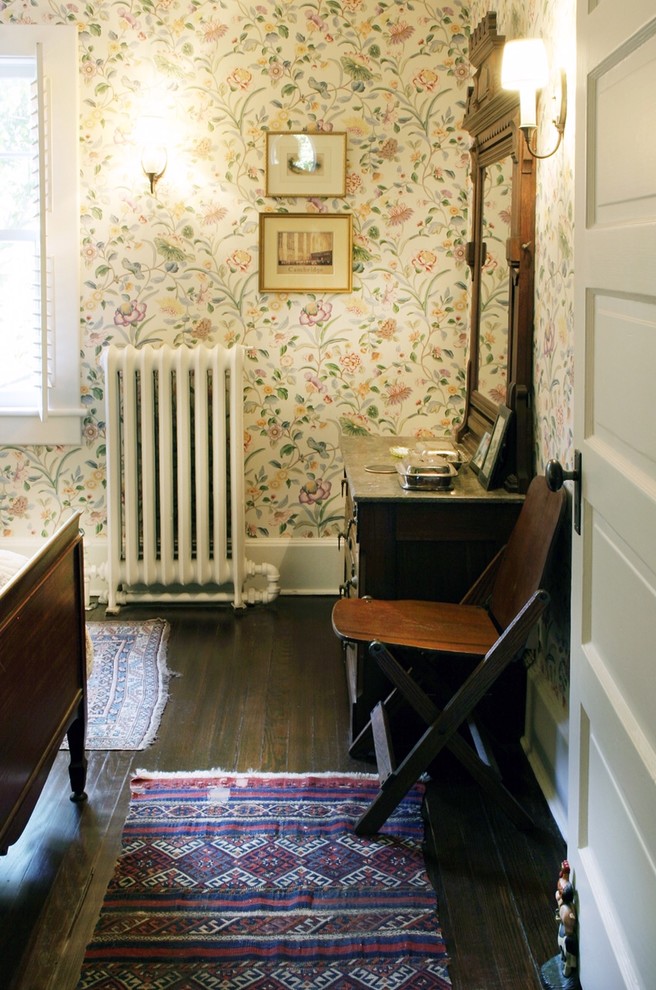 Modelo de habitación de invitados clásica renovada de tamaño medio con paredes multicolor y suelo de madera oscura