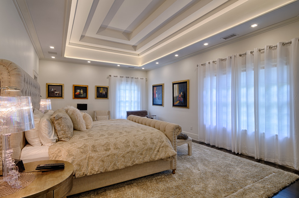 Cette image montre une chambre parentale traditionnelle de taille moyenne avec un mur blanc, parquet foncé et un sol marron.