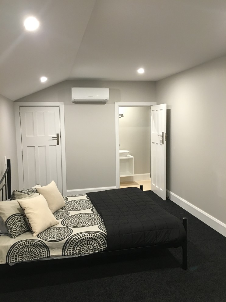 Свежая идея для дизайна: гостевая спальня среднего размера, (комната для гостей) в стиле модернизм с белыми стенами, ковровым покрытием и черным полом - отличное фото интерьера