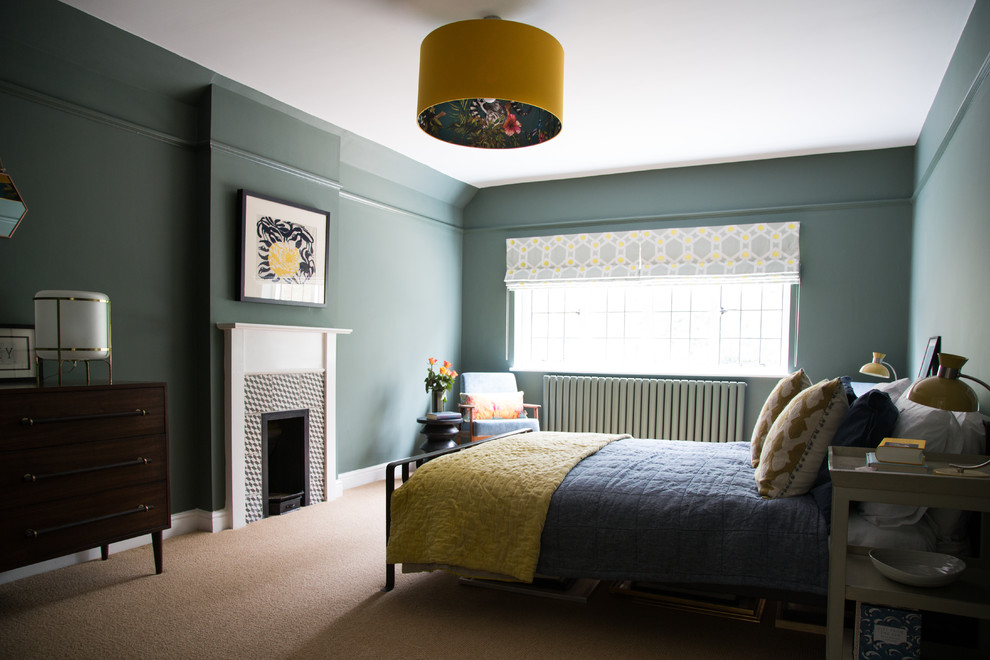 Cette photo montre une chambre avec moquette chic avec un mur vert et un sol beige.