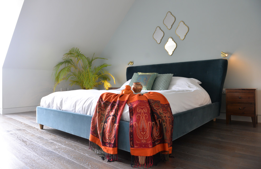 Mittelgroßes Asiatisches Hauptschlafzimmer mit grüner Wandfarbe und braunem Holzboden in Sussex
