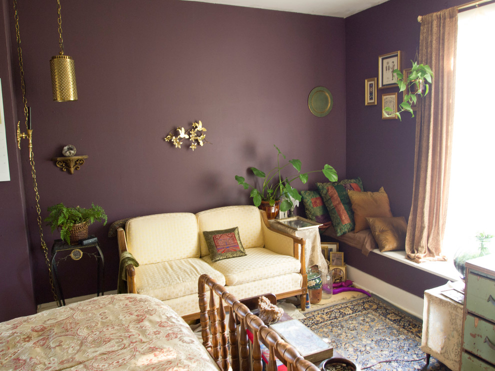 Immagine di una camera da letto vittoriana di medie dimensioni con pareti viola, pavimento in legno verniciato e nessun camino