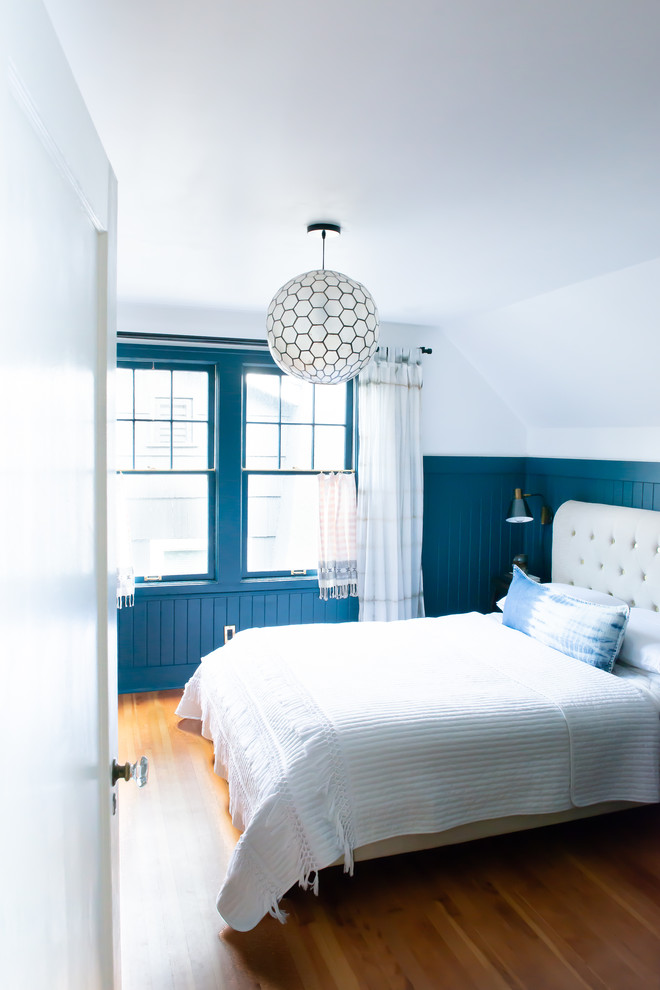 Пример оригинального дизайна: хозяйская спальня среднего размера в классическом стиле с синими стенами, паркетным полом среднего тона и коричневым полом без камина