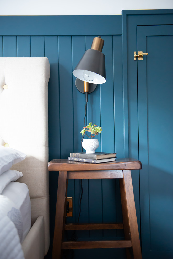Источник вдохновения для домашнего уюта: хозяйская спальня среднего размера в классическом стиле с синими стенами, паркетным полом среднего тона и коричневым полом без камина
