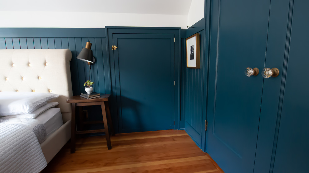 Mittelgroßes Klassisches Hauptschlafzimmer ohne Kamin mit blauer Wandfarbe, braunem Holzboden und braunem Boden in Portland
