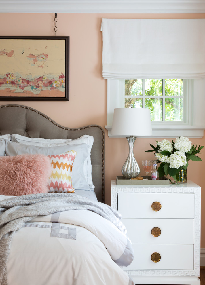 Идея дизайна: гостевая спальня среднего размера, (комната для гостей) в стиле неоклассика (современная классика) с розовыми стенами и паркетным полом среднего тона