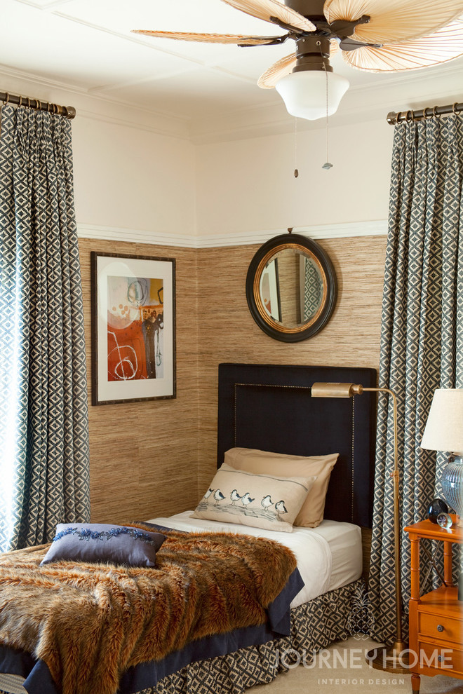 Modelo de habitación de invitados tradicional de tamaño medio sin chimenea con paredes marrones y suelo de madera oscura