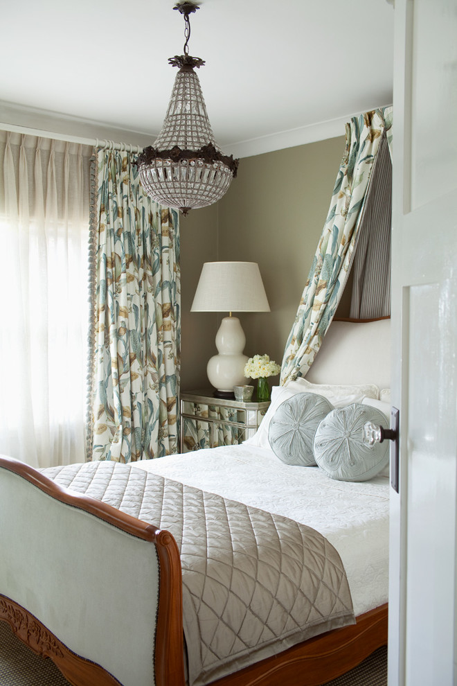 Esempio di una camera da letto tradizionale con pareti verdi e moquette