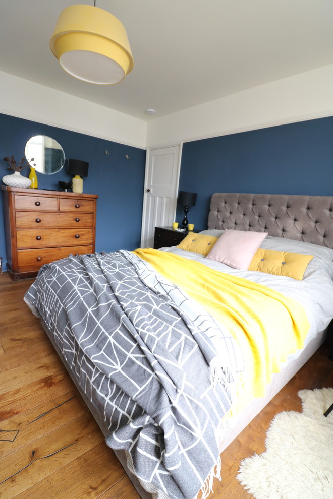 Идея дизайна: хозяйская спальня среднего размера в стиле фьюжн с синими стенами, темным паркетным полом, стандартным камином и фасадом камина из плитки