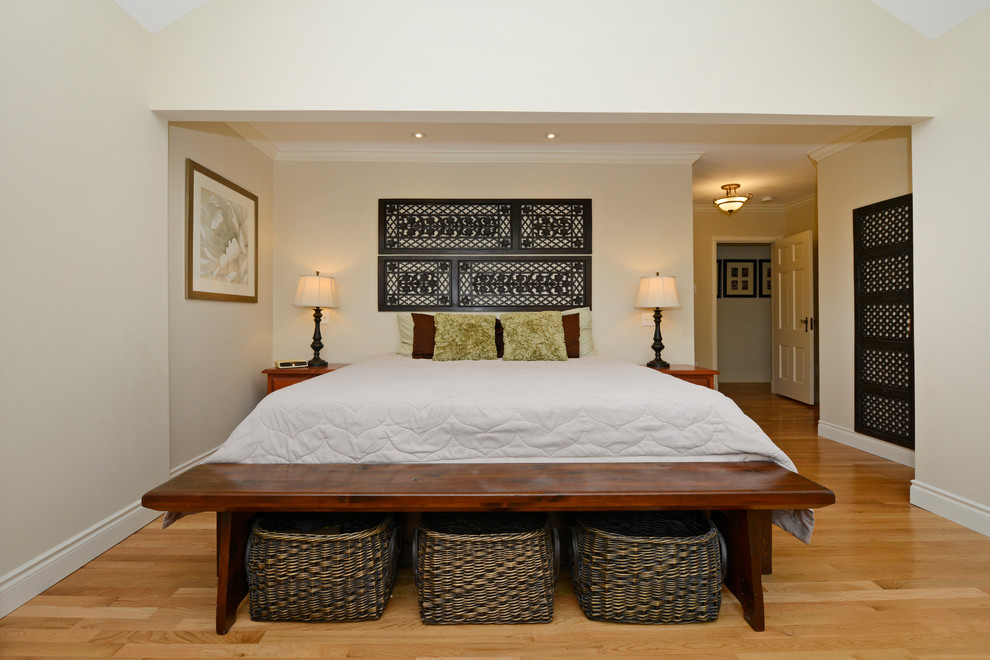 На фото: большая хозяйская спальня в классическом стиле с бежевыми стенами и светлым паркетным полом
