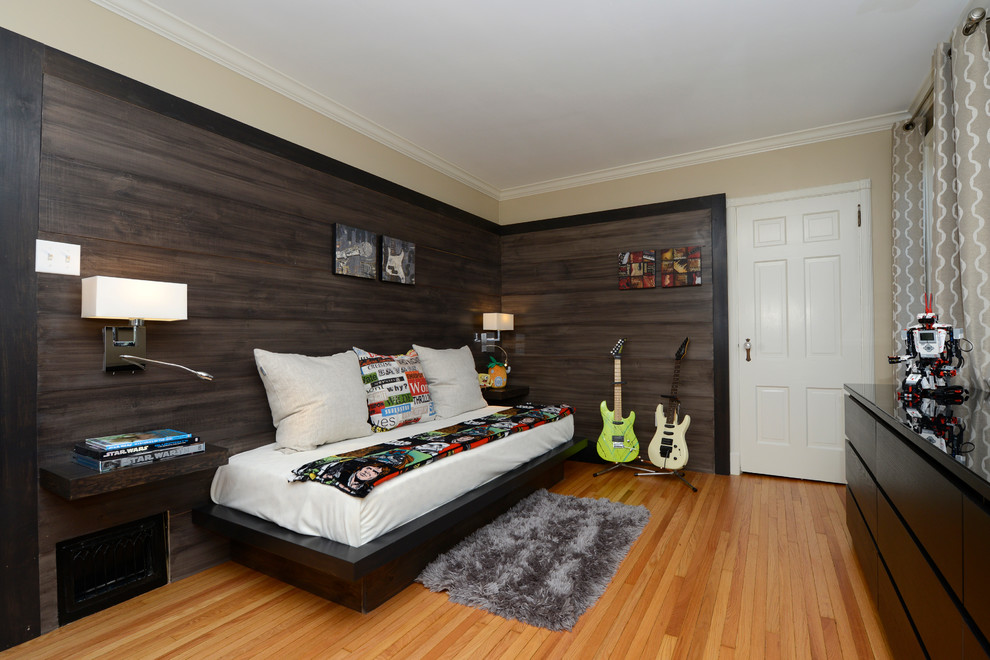 Bild på ett mellanstort funkis sovrum, med beige väggar och ljust trägolv