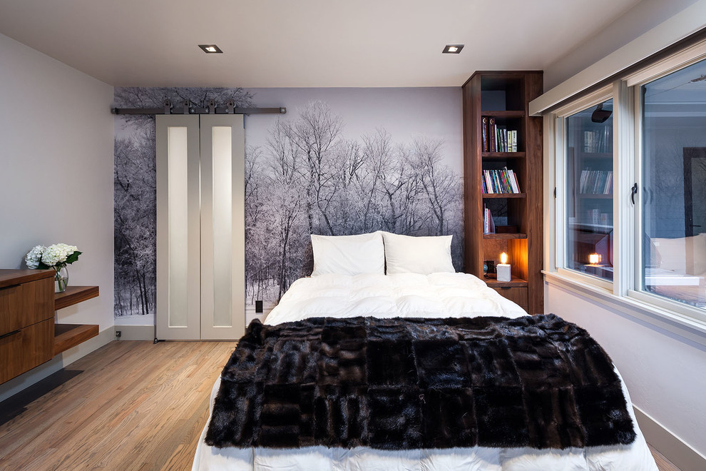 Источник вдохновения для домашнего уюта: хозяйская спальня среднего размера в стиле модернизм с серыми стенами и светлым паркетным полом