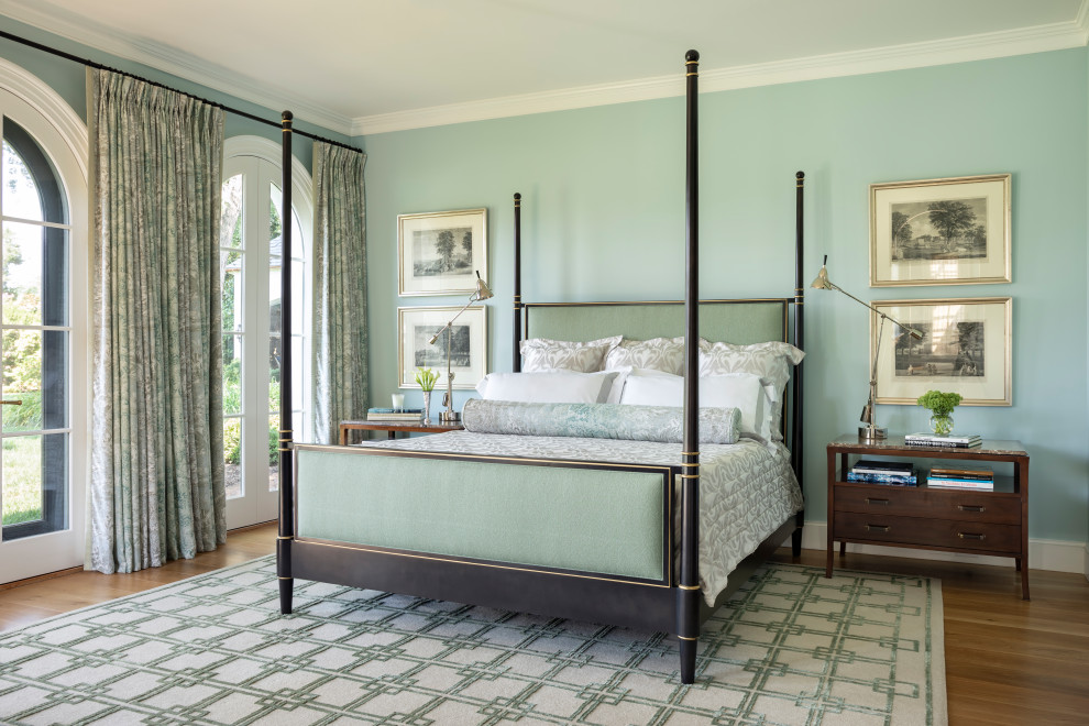 Пример оригинального дизайна: спальня в классическом стиле с синими стенами, паркетным полом среднего тона и коричневым полом