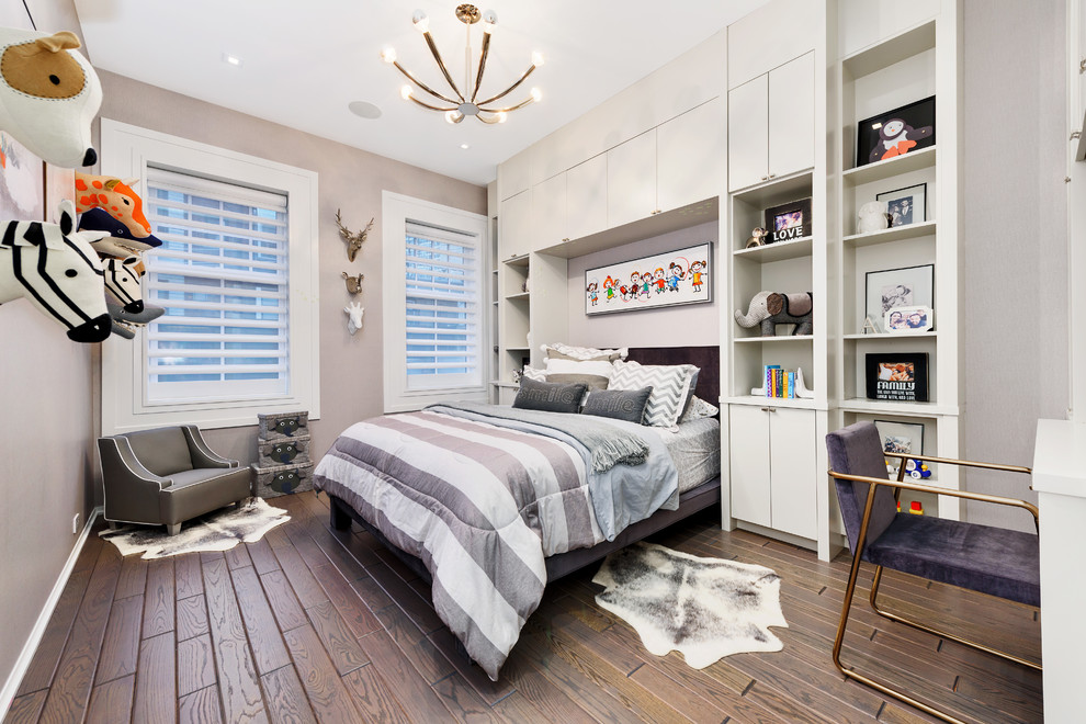 Idee per una camera da letto design con pareti grigie, pavimento in legno massello medio e pavimento marrone