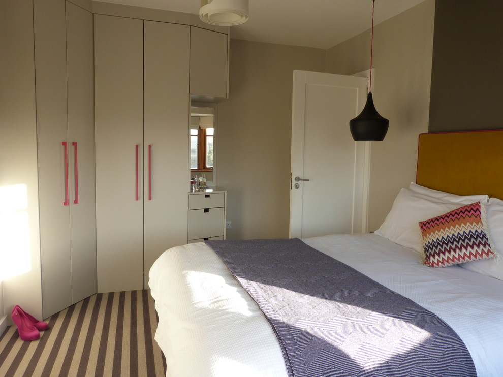 Aménagement d'une chambre grise et rose éclectique de taille moyenne avec un mur gris.