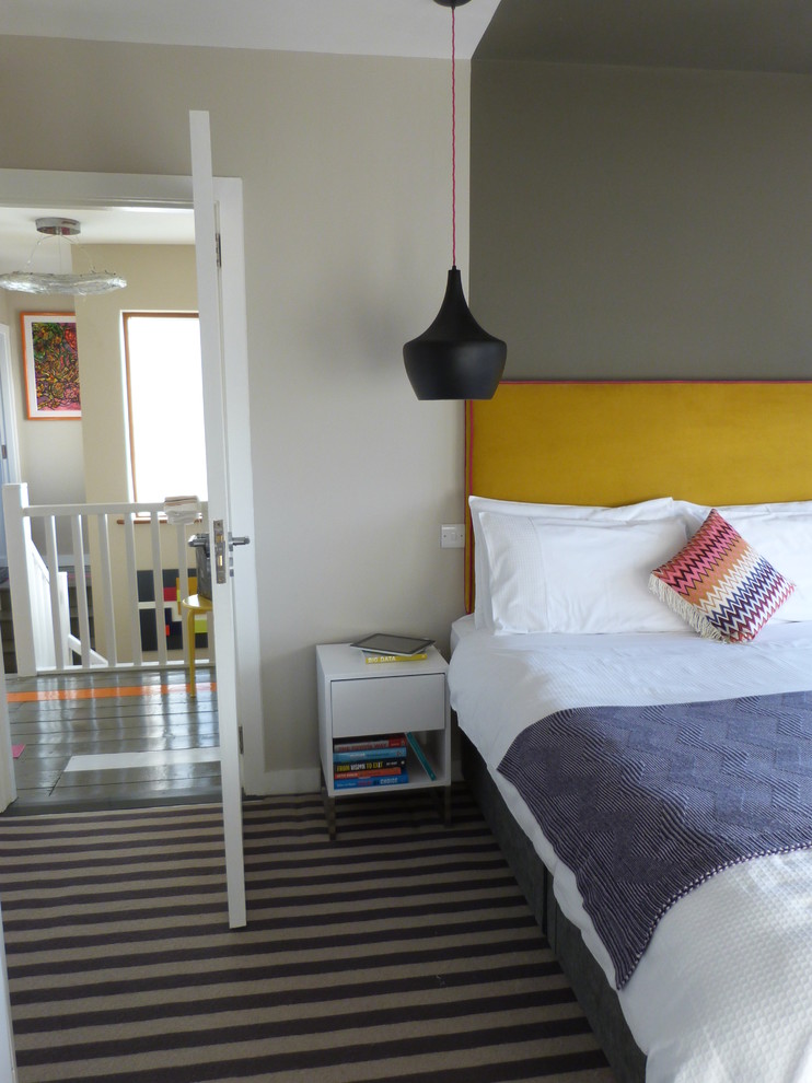 Mittelgroßes Eklektisches Hauptschlafzimmer mit grauer Wandfarbe und Teppichboden in Dublin