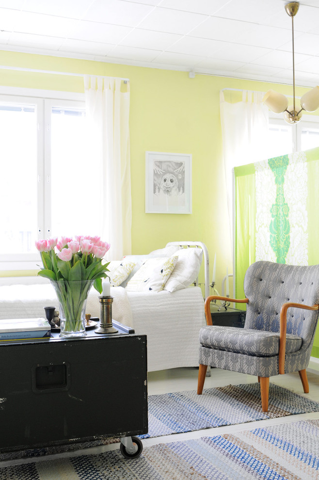Пример оригинального дизайна: спальня в стиле фьюжн с желтыми стенами
