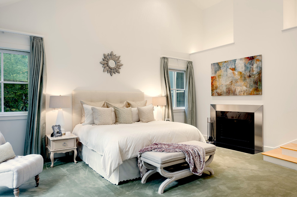Стильный дизайн: большая хозяйская спальня в современном стиле с белыми стенами, ковровым покрытием, стандартным камином, фасадом камина из металла и зеленым полом - последний тренд