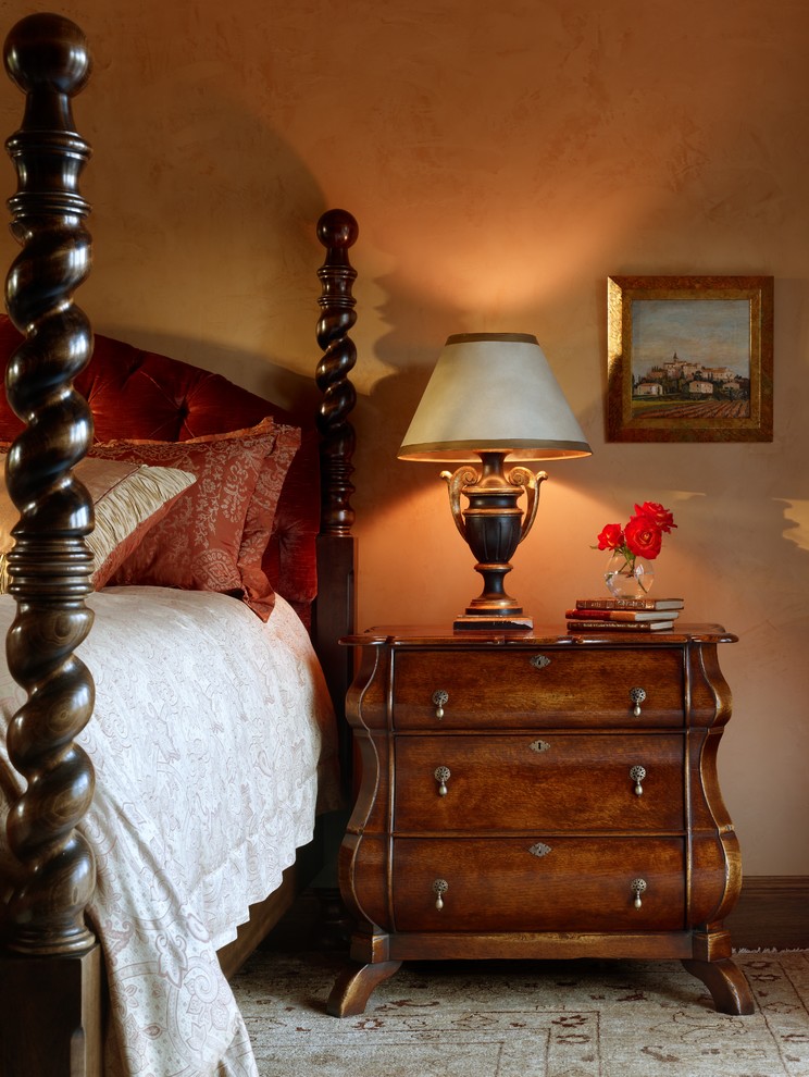 На фото: хозяйская спальня среднего размера в классическом стиле с бежевыми стенами и паркетным полом среднего тона без камина