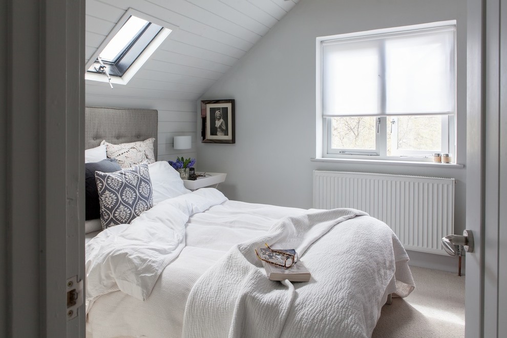 Idee per una camera da letto stile marino con pareti grigie e moquette
