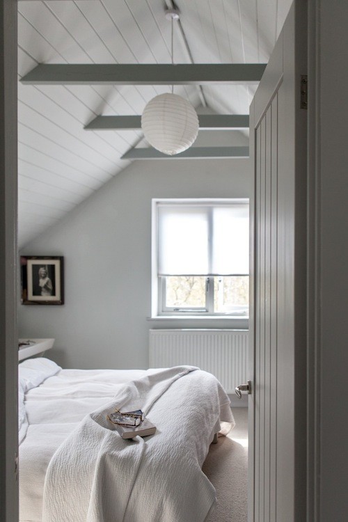 Idées déco pour une chambre avec moquette bord de mer avec un mur gris.