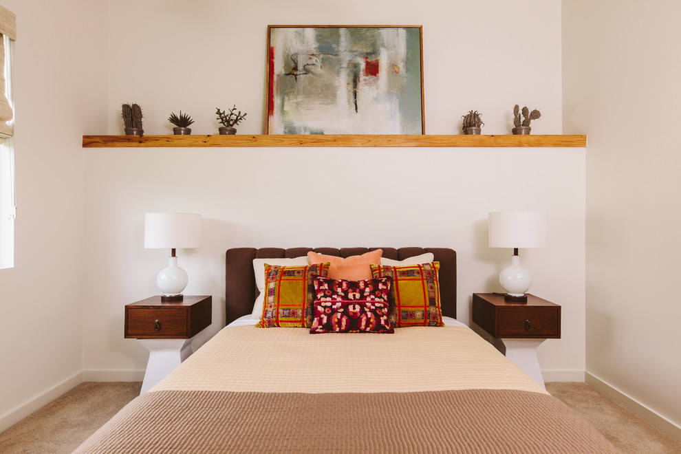 Идея дизайна: спальня в современном стиле с белыми стенами и ковровым покрытием