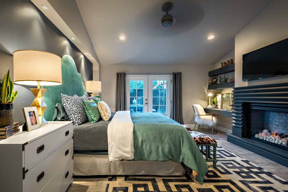 Стильный дизайн: хозяйская спальня среднего размера в стиле неоклассика (современная классика) с синими стенами, деревянным полом, фасадом камина из дерева и серым полом - последний тренд
