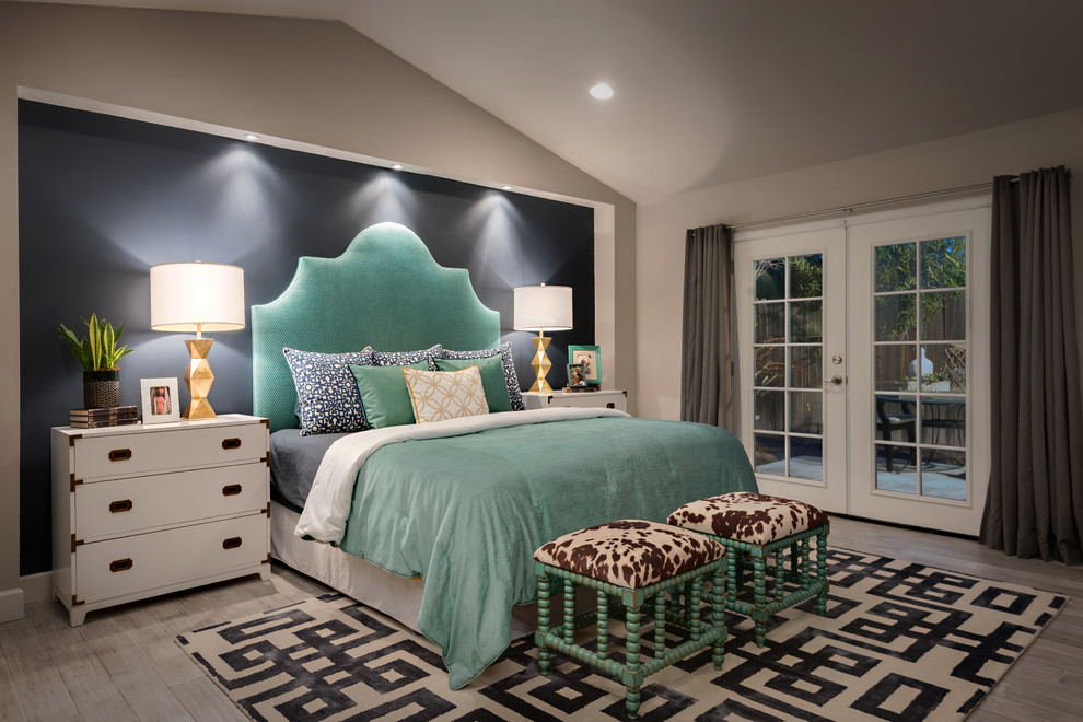 フェニックスにある中くらいなトランジショナルスタイルのおしゃれな主寝室 (青い壁、塗装フローリング、木材の暖炉まわり、グレーの床)
