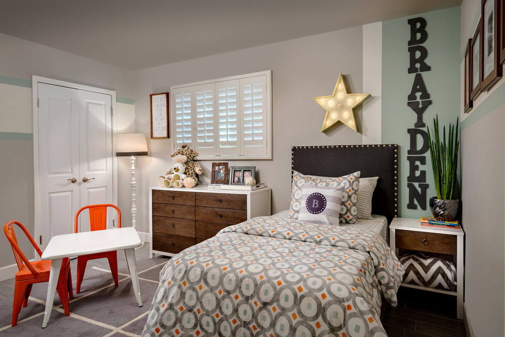 Свежая идея для дизайна: спальня среднего размера в стиле неоклассика (современная классика) с серыми стенами, полом из керамогранита и коричневым полом - отличное фото интерьера
