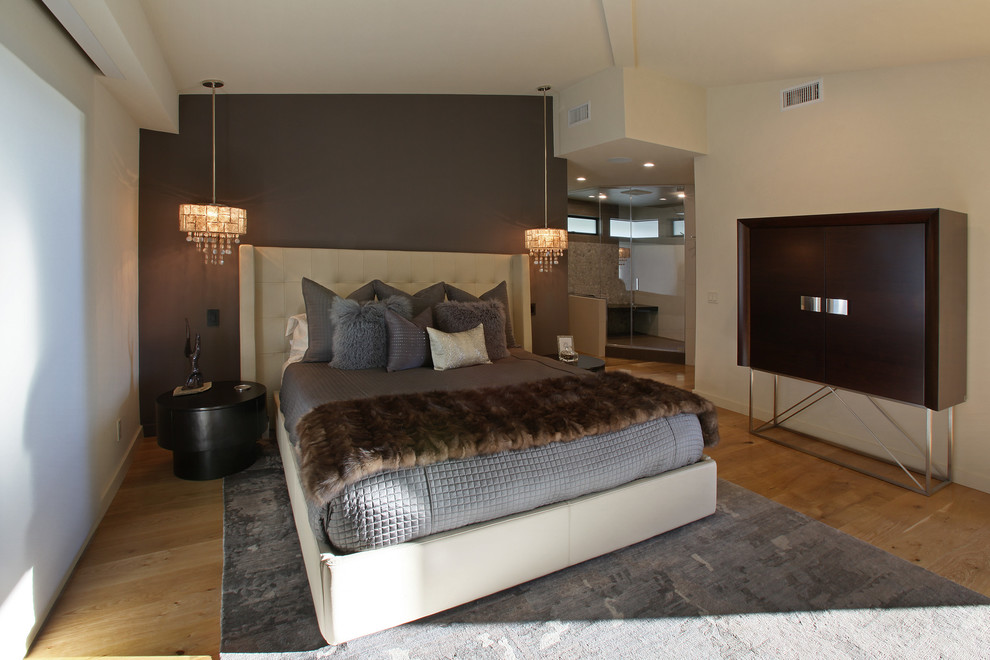 Mittelgroßes Modernes Hauptschlafzimmer mit bunten Wänden, hellem Holzboden und braunem Boden in Orange County