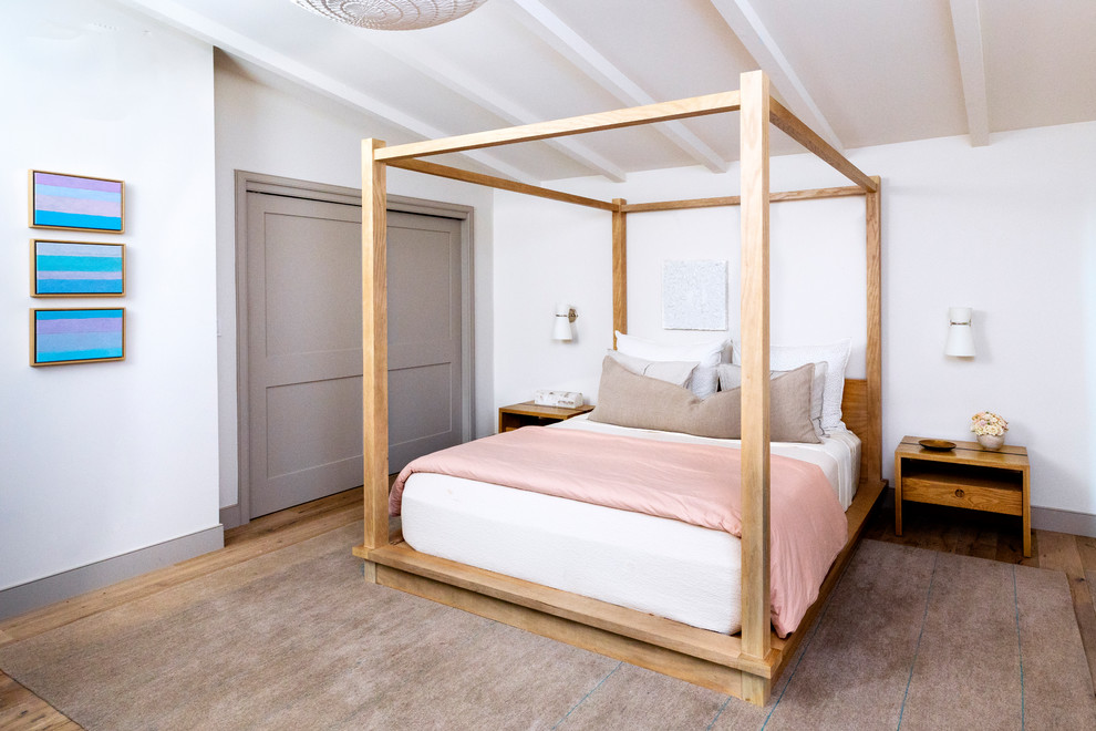 На фото: спальня в современном стиле с белыми стенами, паркетным полом среднего тона и коричневым полом с