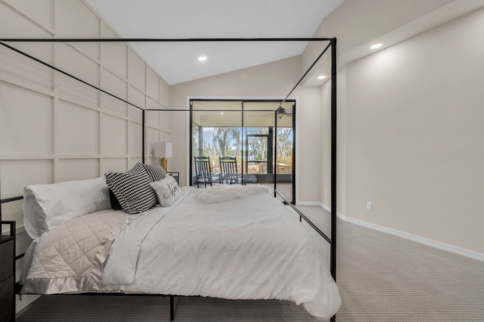 На фото: хозяйская спальня среднего размера в стиле неоклассика (современная классика) с бежевыми стенами, ковровым покрытием и бежевым полом без камина