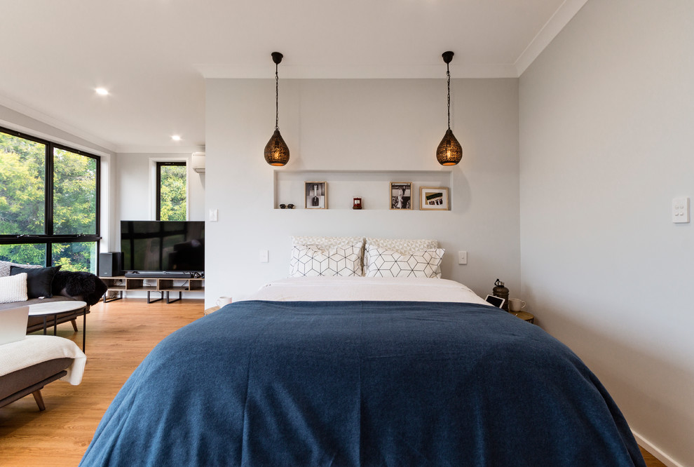 シドニーにある広いコンテンポラリースタイルのおしゃれな主寝室 (グレーの壁、クッションフロア、茶色い床、グレーとブラウン) のインテリア