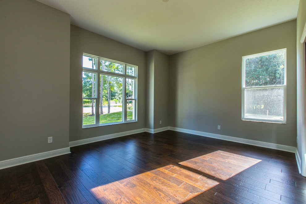 Mittelgroßes Modernes Gästezimmer ohne Kamin mit grauer Wandfarbe und braunem Holzboden in Tampa