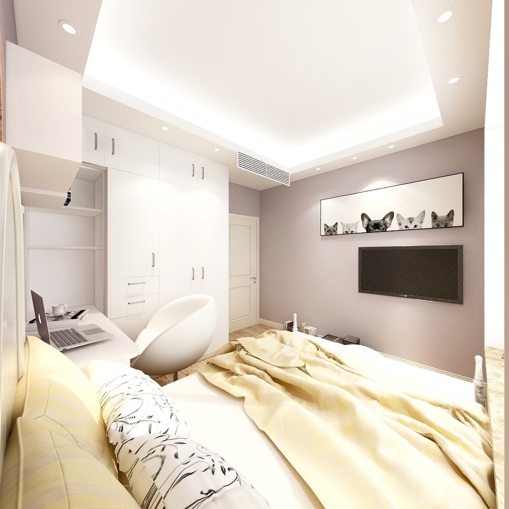 Foto de dormitorio principal moderno pequeño sin chimenea con paredes amarillas, suelo de madera clara y suelo amarillo