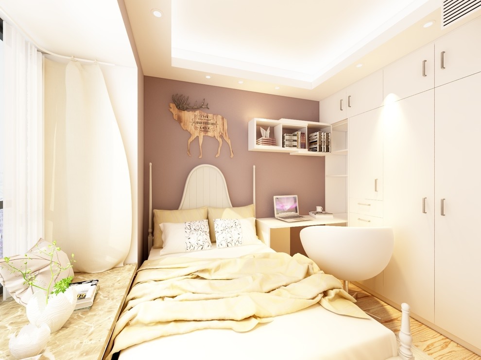 Foto de habitación de invitados moderna pequeña sin chimenea con paredes amarillas, suelo de madera clara y suelo amarillo