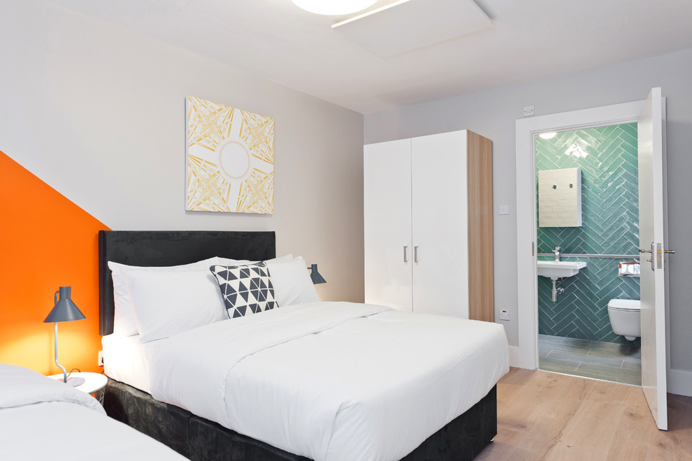 Пример оригинального дизайна: гостевая спальня среднего размера, (комната для гостей) в современном стиле с разноцветными стенами и полом из ламината без камина