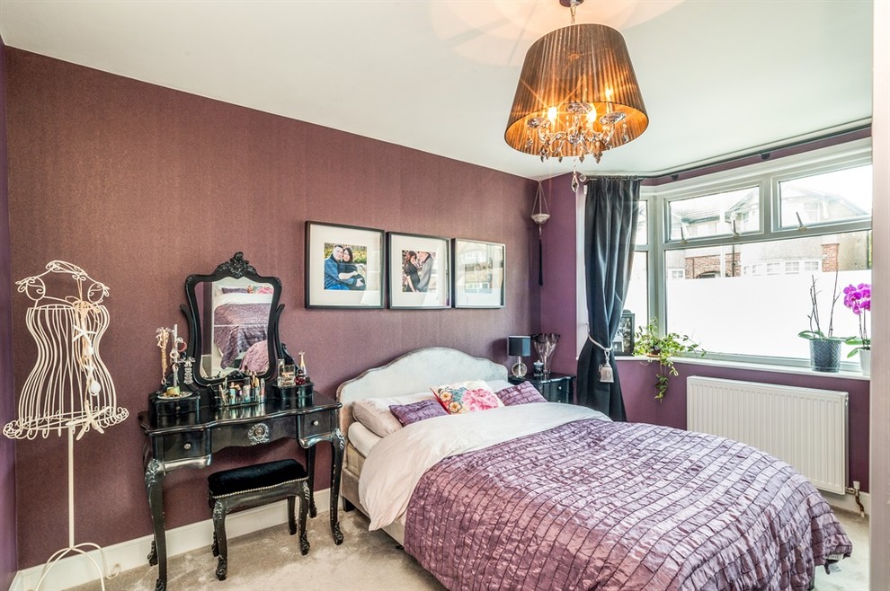 Mittelgroßes Modernes Hauptschlafzimmer ohne Kamin mit lila Wandfarbe, Teppichboden und grauem Boden in Hertfordshire