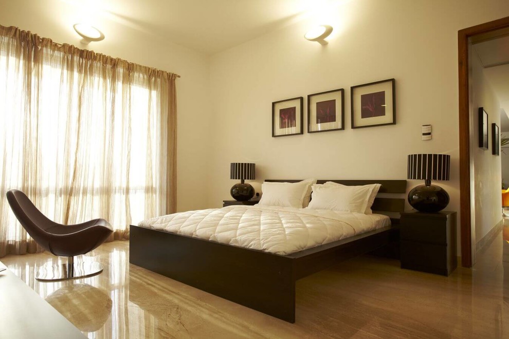 プネーにある広いコンテンポラリースタイルのおしゃれな寝室のインテリア