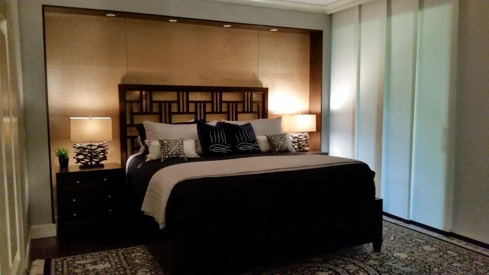 На фото: большая хозяйская спальня в современном стиле с серыми стенами с