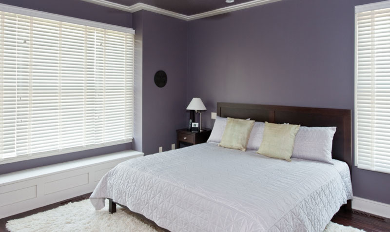 Idée de décoration pour une chambre d'amis tradition de taille moyenne avec un mur violet, parquet foncé et aucune cheminée.